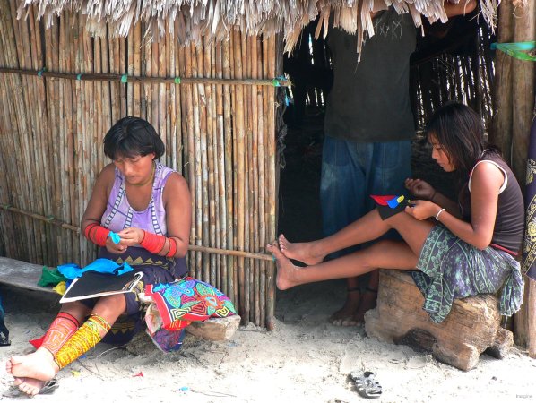 37- La fille apprend aussi a coudre des molas 